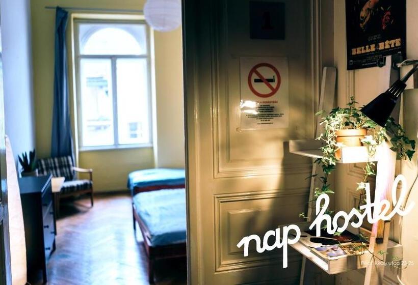 اتاق استاندارد با سرویس بهداشتی مشترک, Nap Hostel Pécs