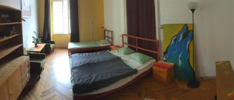 اتاق استاندارد با سرویس بهداشتی مشترک, Nap Hostel Pécs