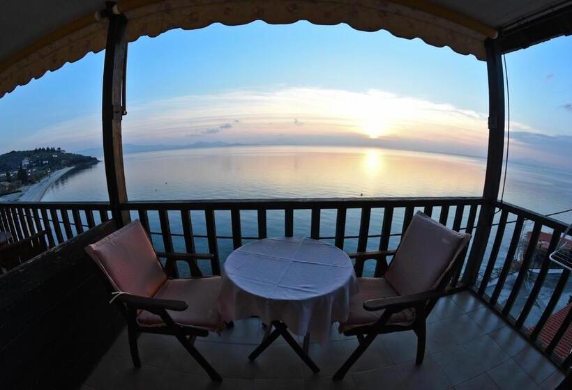 Triple Room Sea View, Maistrali