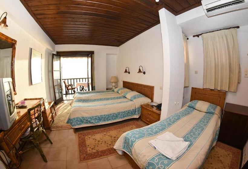 Triple Room Sea View, Maistrali