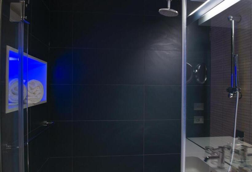 اتاق سوپریور با چشم‌انداز دریا و بالکن, Radisson Blu Resort & Spa, Ajaccio Bay