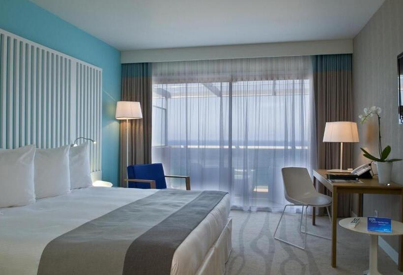 اتاق سوپریور با چشم‌انداز دریا و بالکن, Radisson Blu Resort & Spa, Ajaccio Bay