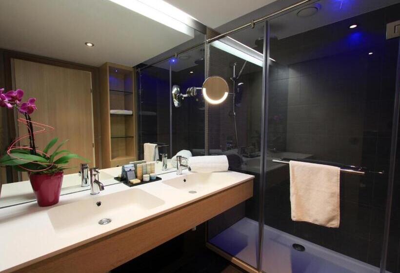 اتاق خانوادگی با چشم‌انداز دریا, Radisson Blu Resort & Spa, Ajaccio Bay