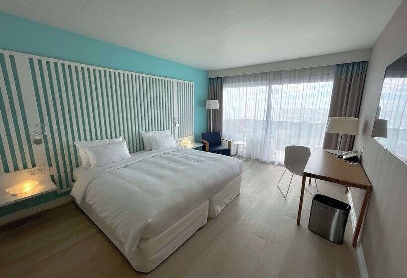 اتاق سوپریور با چشم‌انداز دریا و بالکن, Radisson Blu Resort & Spa, Ajaccio Bay