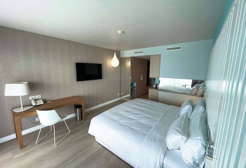 اتاق سوپریور با چشم‌انداز دریا و بالکن, Radisson Blu Resort & Spa, Ajaccio Bay