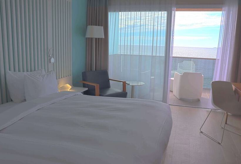 اتاق سوپریور با چشم‌انداز دریا و بالکن, Radisson Blu Resort & Spa, Ajaccio Bay