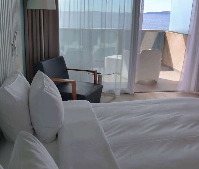 اتاق سوپریور با چشم‌انداز دریا و بالکن, Radisson Blu Resort & Spa, Ajaccio Bay