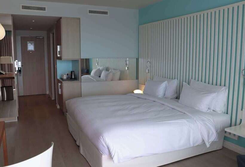 اتاق سوپریور با چشم‌انداز دریا و بالکن, Radisson Blu Resort & Spa, Ajaccio Bay