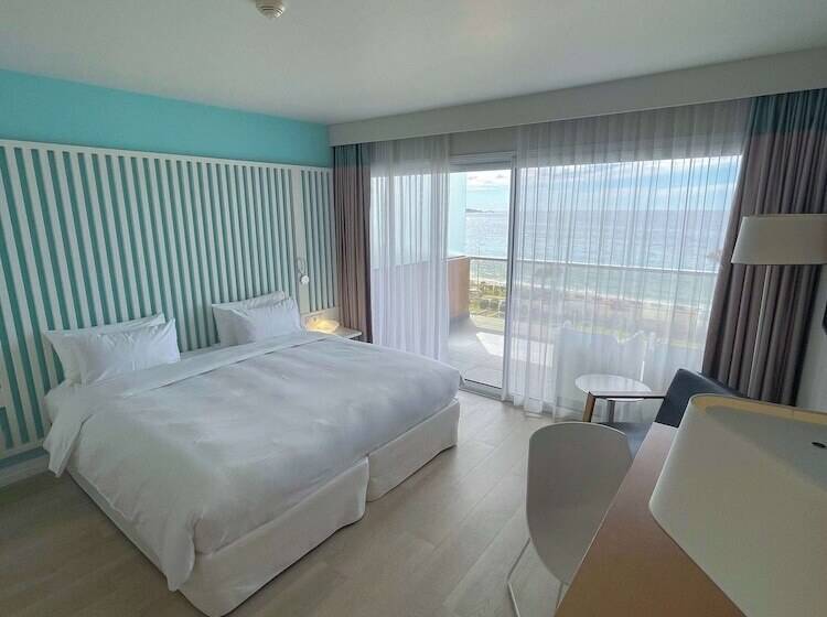 اتاق خانوادگی با چشم‌انداز دریا, Radisson Blu Resort & Spa, Ajaccio Bay