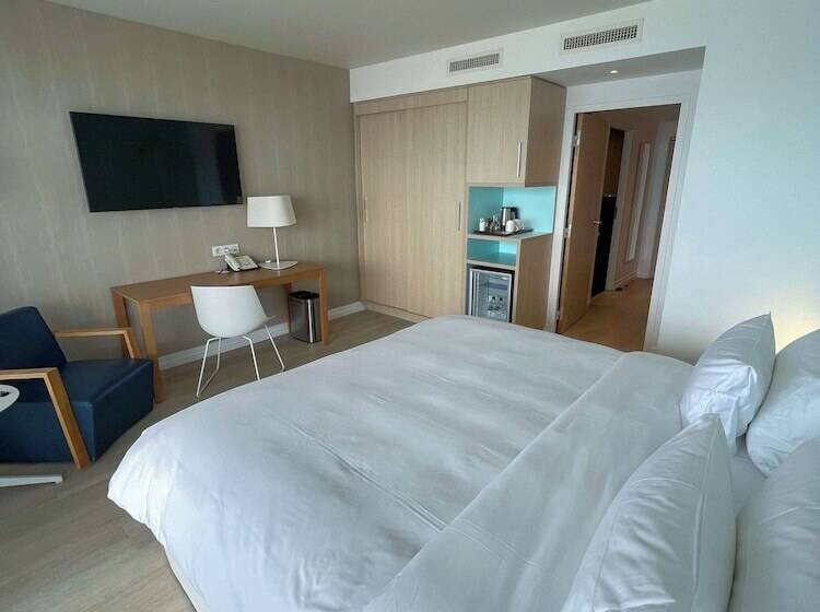 اتاق خانوادگی با چشم‌انداز دریا, Radisson Blu Resort & Spa, Ajaccio Bay