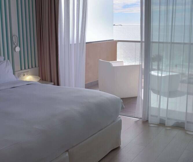 اتاق خانوادگی با چشم‌انداز دریا, Radisson Blu Resort & Spa, Ajaccio Bay
