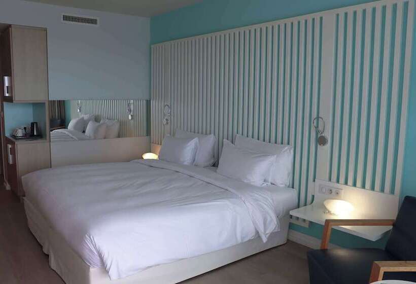 اتاق سوپریور با چشم‌انداز دریا و بالکن, Radisson Blu Resort & Spa, Ajaccio Bay
