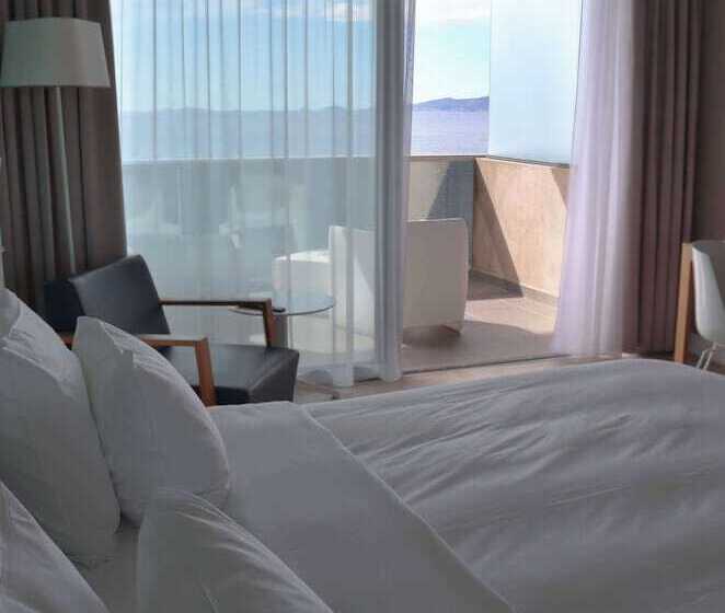 اتاق سوپریور با چشم‌انداز دریا و بالکن, Radisson Blu Resort & Spa, Ajaccio Bay