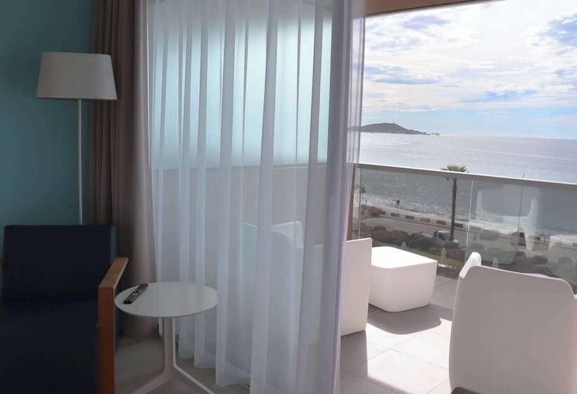 اتاق سوپریور با چشم‌انداز دریا و بالکن, Radisson Blu Resort & Spa, Ajaccio Bay