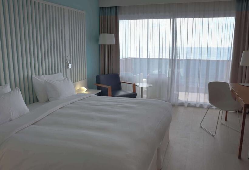 اتاق سوپریور با چشم‌انداز دریا و بالکن, Radisson Blu Resort & Spa, Ajaccio Bay