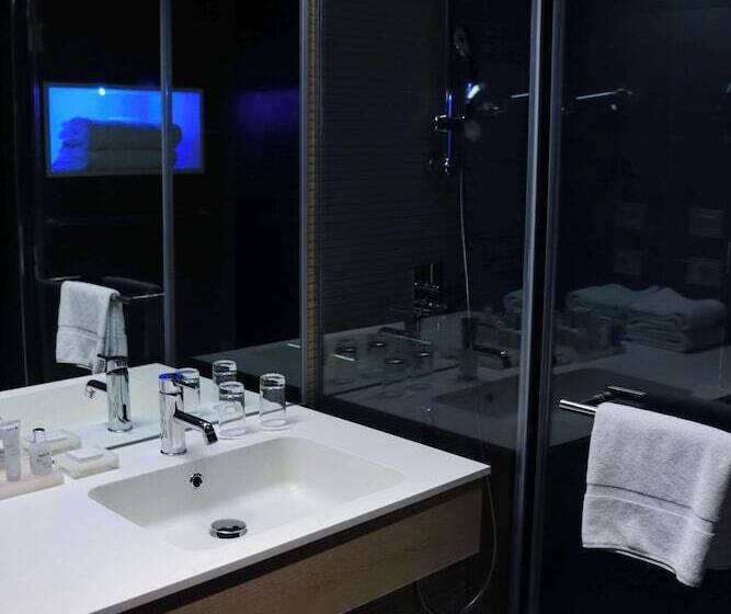 اتاق سوپریور با چشم‌انداز دریا و بالکن, Radisson Blu Resort & Spa, Ajaccio Bay
