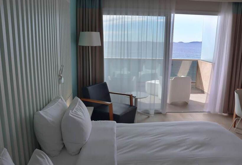 اتاق سوپریور با چشم‌انداز دریا و بالکن, Radisson Blu Resort & Spa, Ajaccio Bay