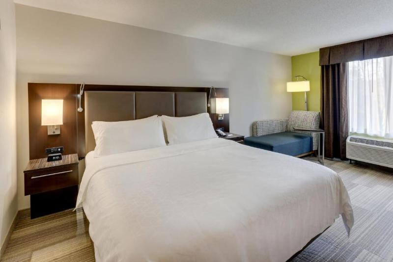 Номер Стандарт Кровать Кинг Адаптированный для Инвалидов, Holiday Inn Express Hotel & Suites Dayton Centerville, An Ihg