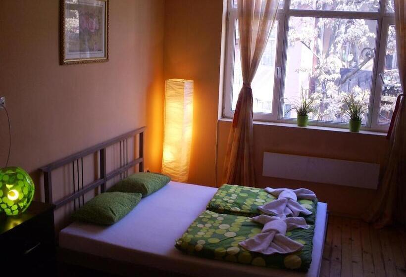 Cameră Standard cu Baie Comună, Elegance On A Budget   Rooms For Rent In Sofia Center