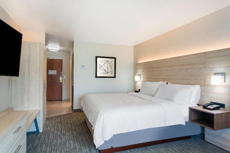 Номер Стандарт Кровать Кинг Адаптированный для Инвалидов, Holiday Inn Express Hotel & Suites Lewisburg, An Ihg