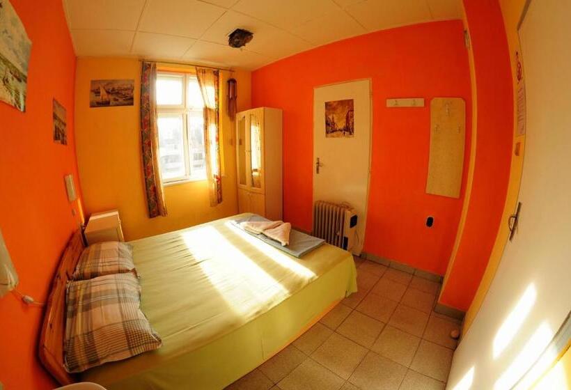 اتاق استاندارد یک تخته با سرویس بهداشتی مشترک, Yo Ho Hostel