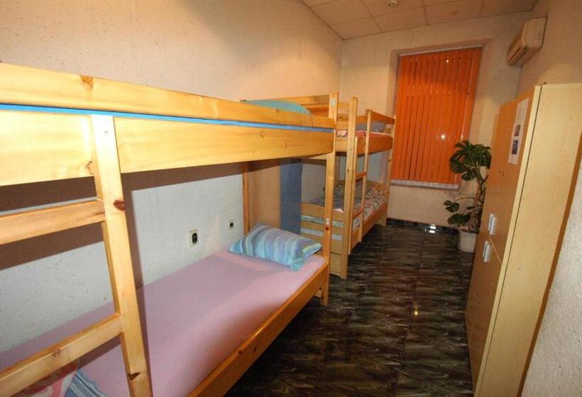 تختخواب در اتاق مشترک, Yo Ho Hostel