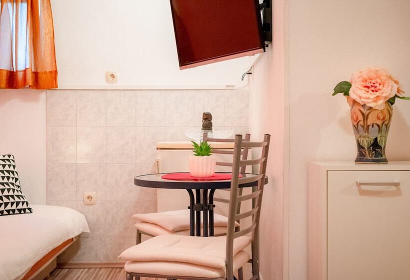 Номер Стандарт Трехместный, Damira Rooms