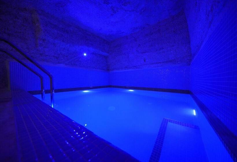 מיטת קינג בסוויטה, Travel Inn Cave