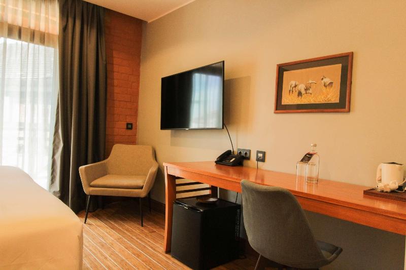 Superior room with lake view, Radisson Hotel Tamboho Waterfront Antananarivo