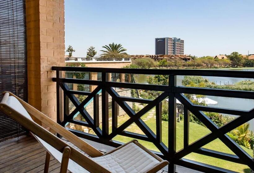 Superior room with lake view, Radisson Hotel Tamboho Waterfront Antananarivo