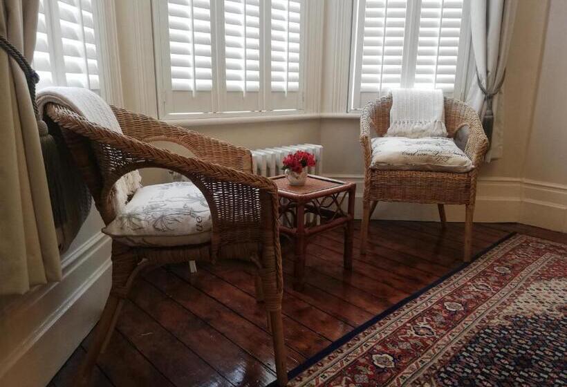 Номер Стандарт, Gyves House