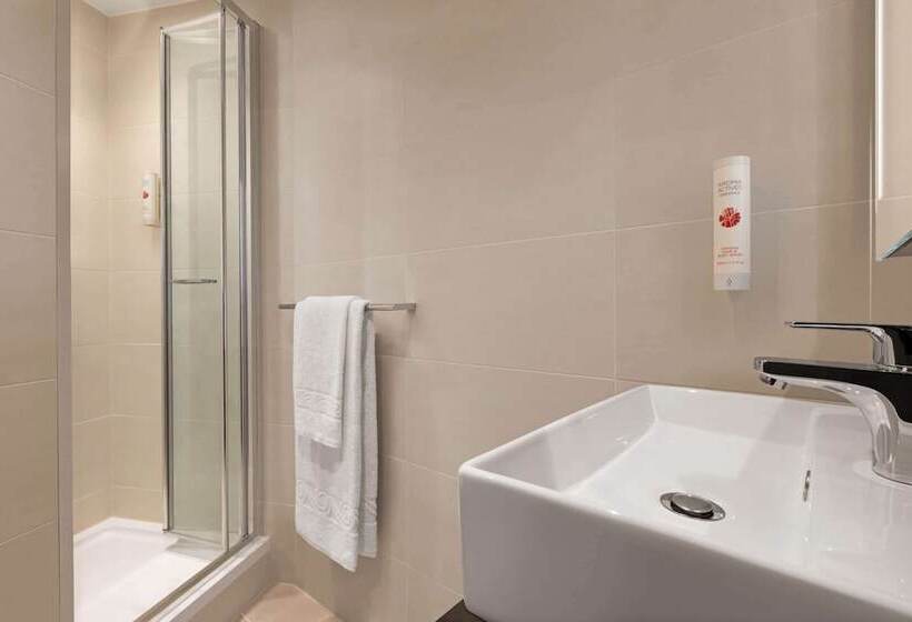 Семейный Номер, Ramada By Wyndham Cobham