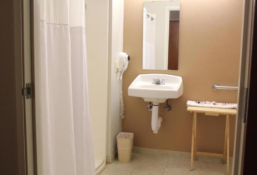 Номер Стандарт Адаптированный для Инвалидов, York Microtel Inn & Suites By Wyndham