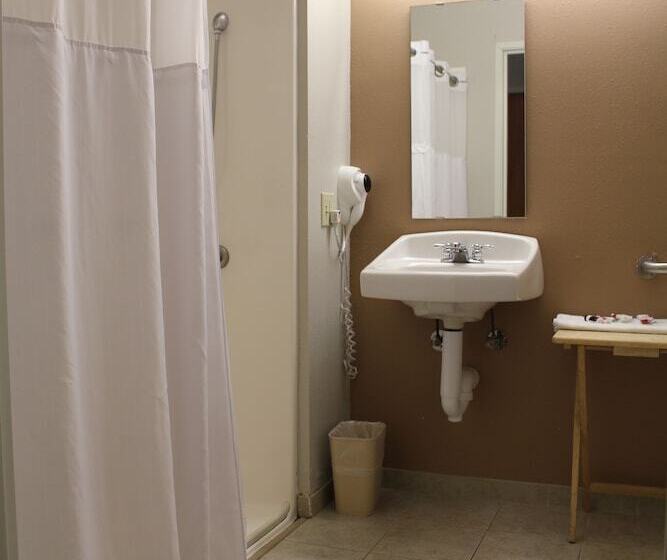 Номер Стандарт Адаптированный для Инвалидов, York Microtel Inn & Suites By Wyndham