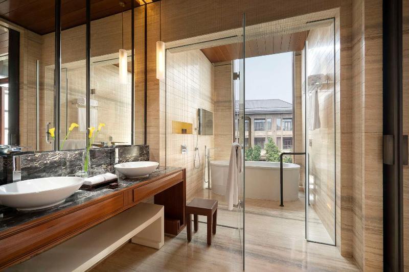 스위트 킹사이즈 침대, Comfort Suites At Par 4 Resort