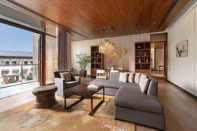 스위트 킹사이즈 침대, Comfort Suites At Par 4 Resort