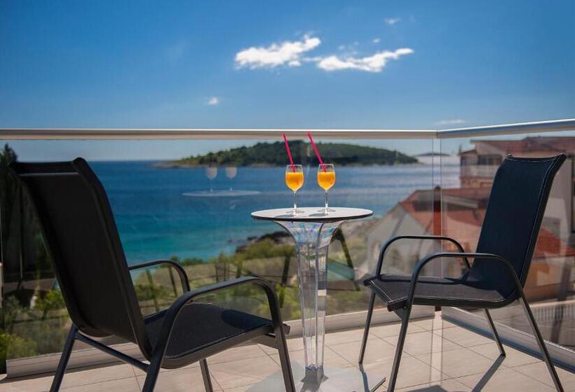 سوییت جونیور با چشم‌انداز دریا, Boutique Hotel Life