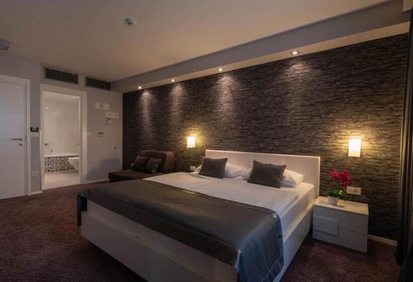 سوییت جونیور با چشم‌انداز جانبی دریا, Boutique Hotel Life
