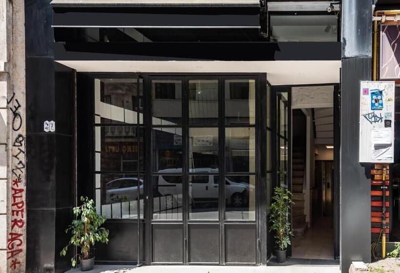 اتاق لوکس با چشم‌انداز دریا, Pesa Suites