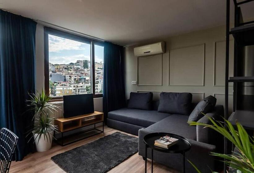 اتاق سوپریور با تخت بزرگ, Pesa Suites