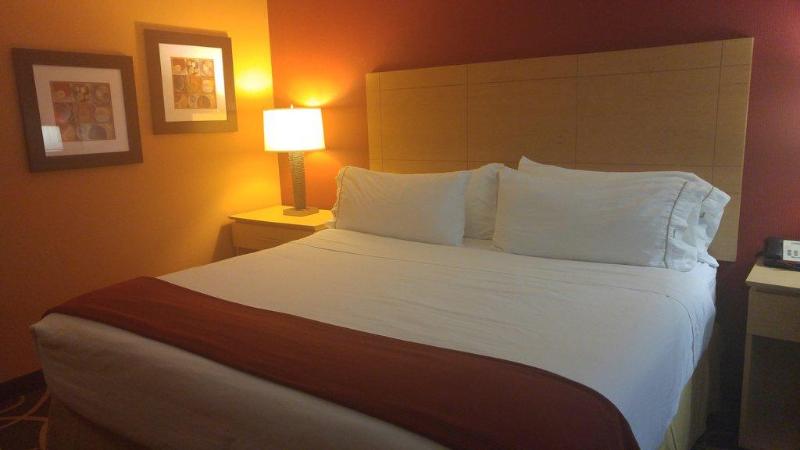 Номер Стандарт Кровать Кинг Адаптированный для Инвалидов, Holiday Inn Express   Cortland, An Ihg