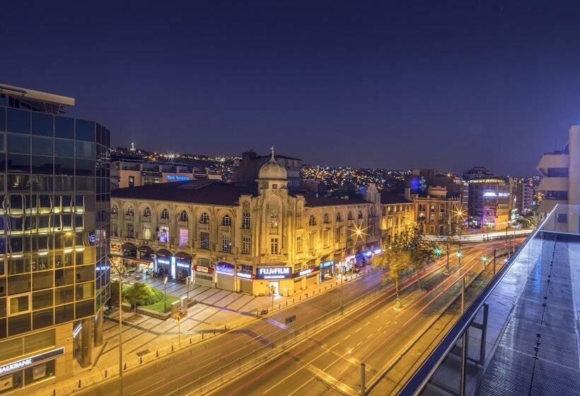 سوییت اجرایی, Key