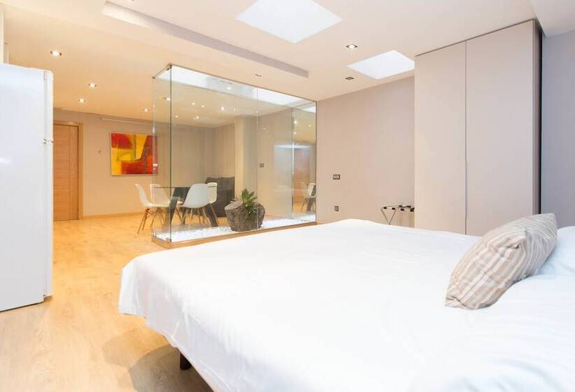 استودیوی استاندارد, Ainb Sagrada Familia Apartments