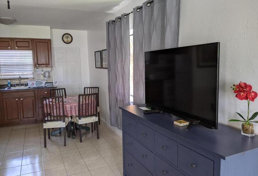 דירת חדר, Breakaway Inn
