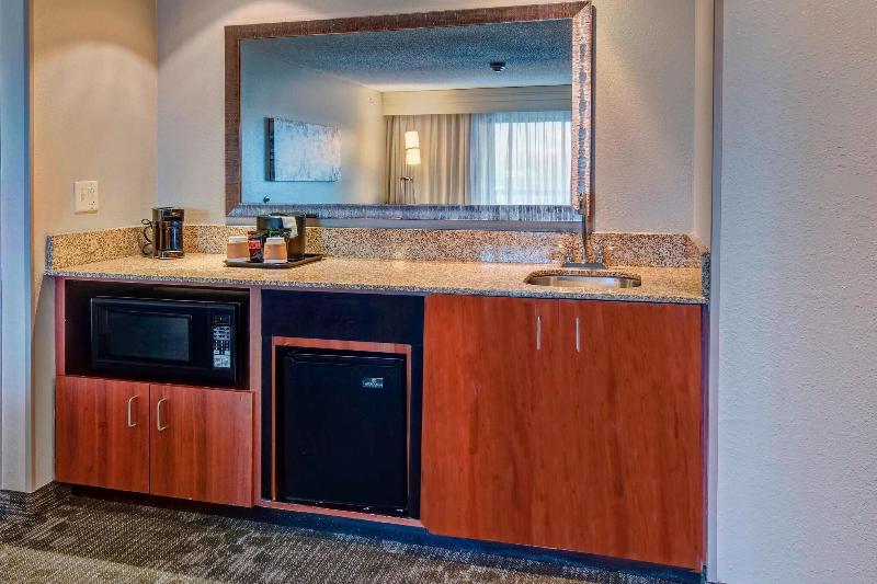 Büyük Çift Kişilik Yataklı Süit, Courtyard By Marriott Alexandria
