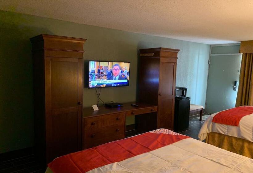Номер Стандарт 2 Двуспальные Кровати, OYO Hotel Dundee By Crystal Lake