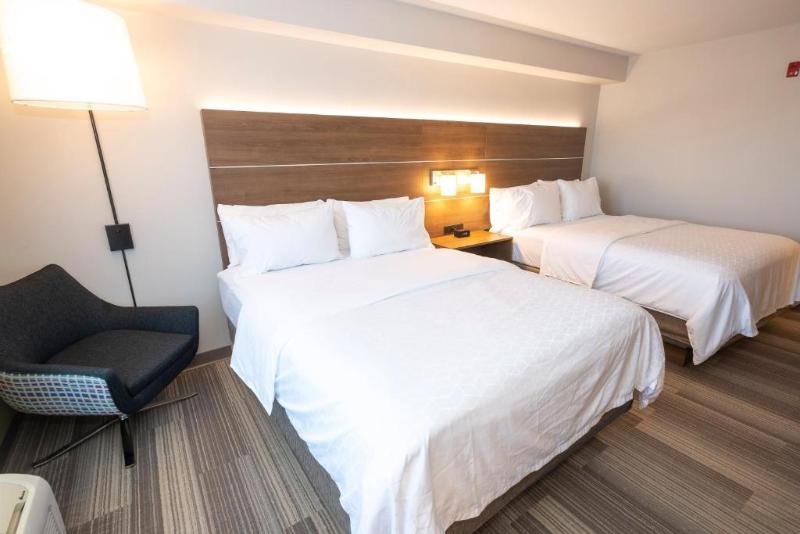 标准间带漩涡浴缸, Holiday Inn Express And Suites Hazard, An Ihg