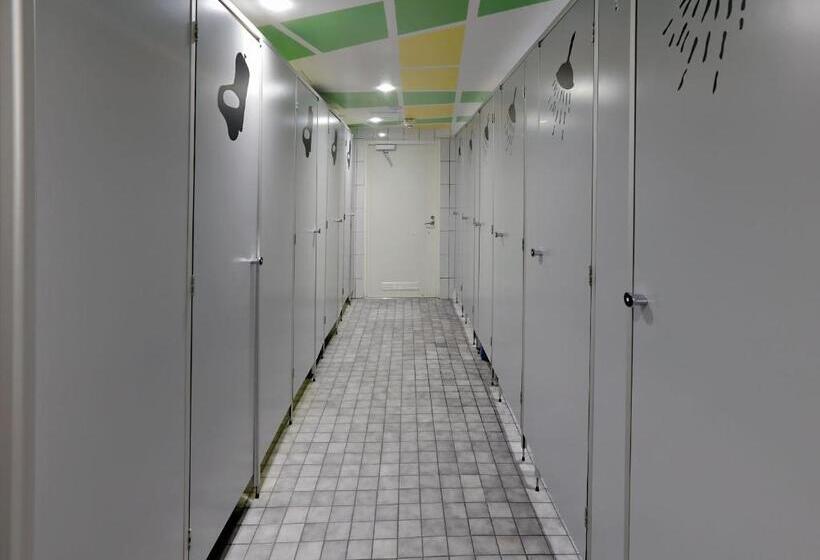 חדר סטנדרט לשלושה עם חדר אמבטיה משוף, Cheapsleep Hostel Helsinki