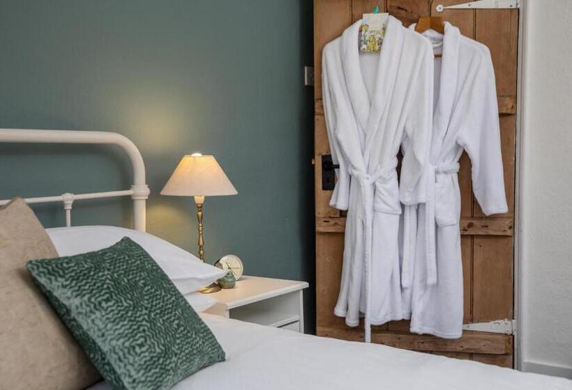 Номер Стандарт, Swallows Nest Bed And Breakfast
