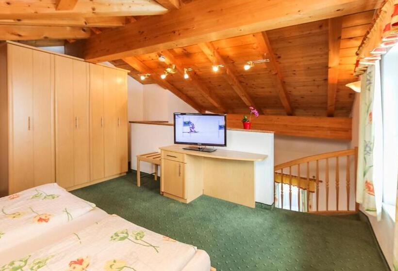 סוויטת ג'וניור עם מרפסת, Alpenhotel Tauernstüberl